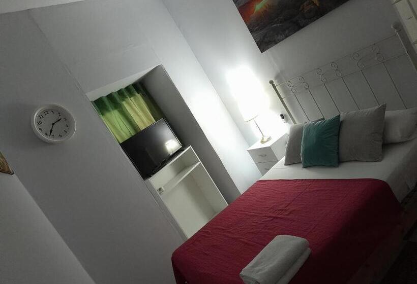 پانسیون Santa Isabel Low Cost Rooms In Private House