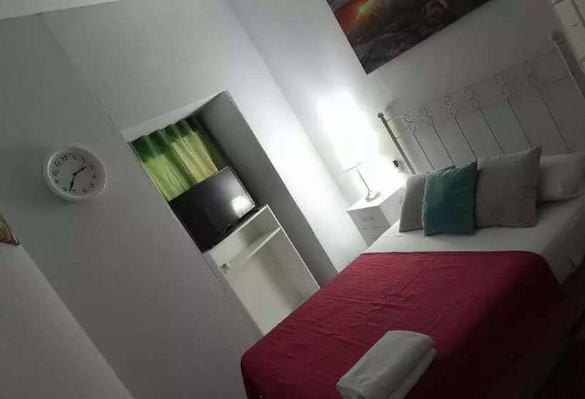 پانسیون Santa Isabel Low Cost Rooms In Private House