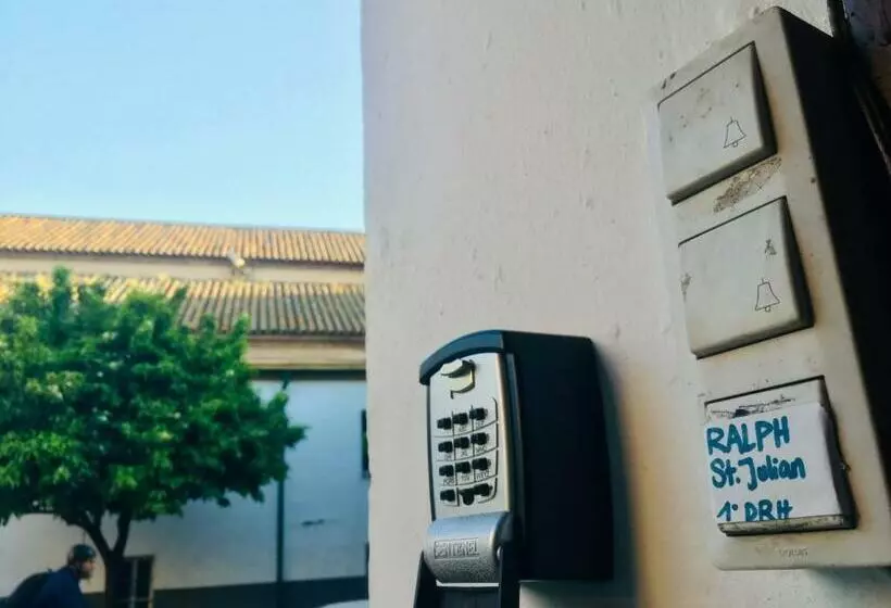 پانسیون Santa Isabel Low Cost Rooms In Private House