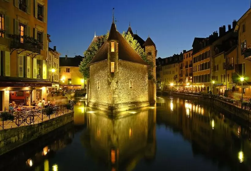 Отель Hôtel Le Pré Du Lac