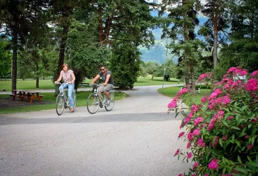 Отель Hôtel Le Pré Du Lac