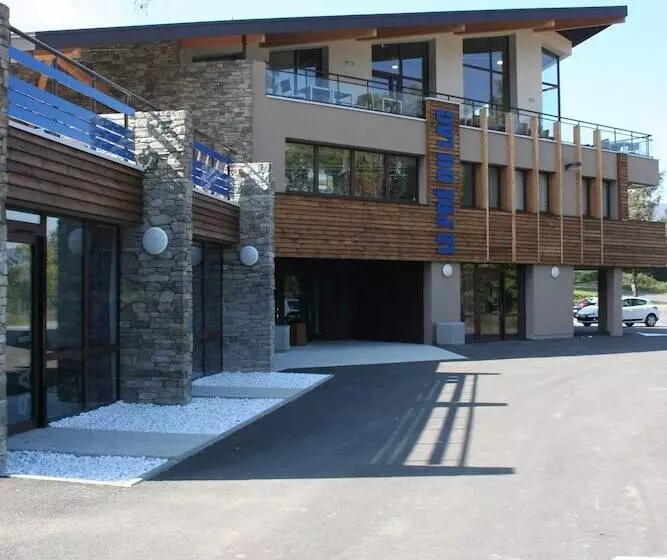 Отель Hôtel Le Pré Du Lac