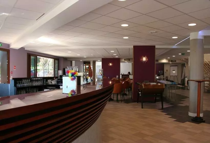 Отель Hôtel Le Pré Du Lac