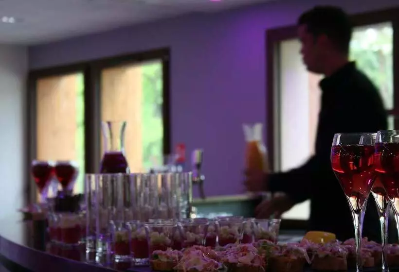 Отель Hôtel Le Pré Du Lac