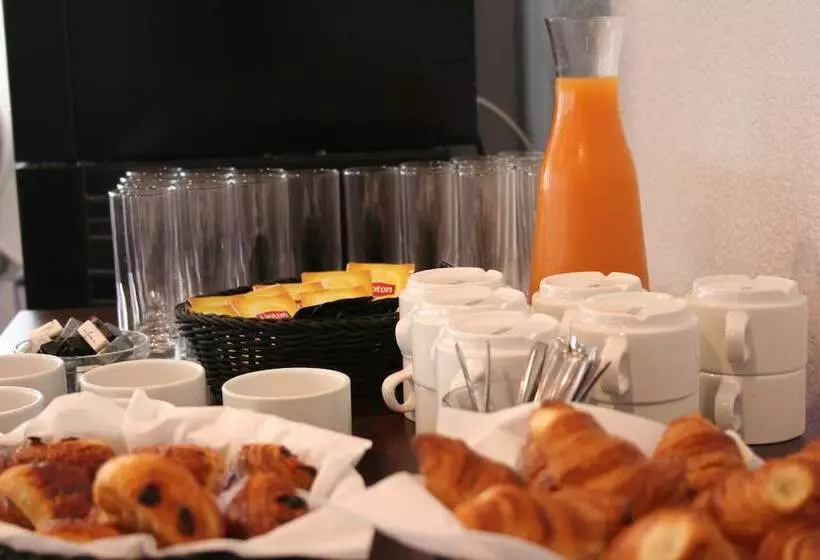 Отель Hôtel Le Pré Du Lac