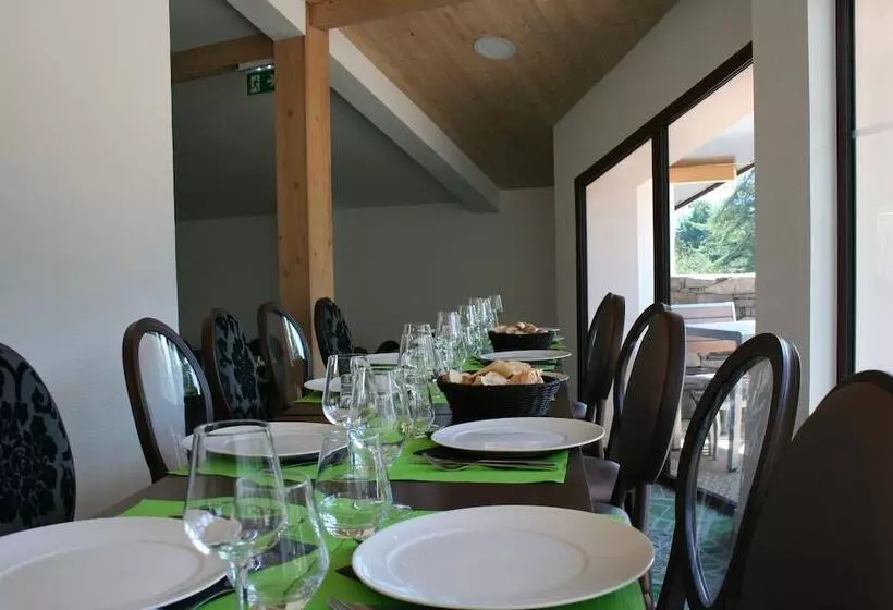 Отель Hôtel Le Pré Du Lac