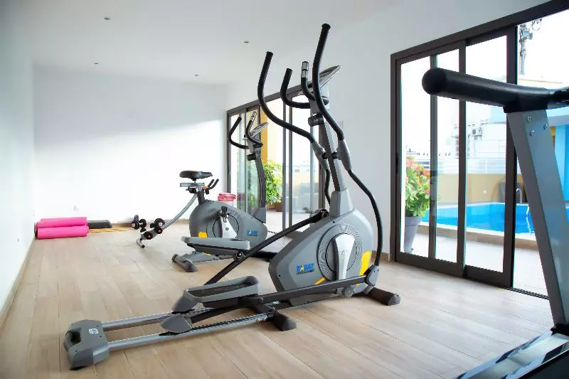 هتل Le Ndiambour Hôtel Et Résidence