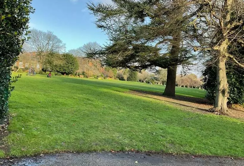 تختخواب و صبحانه Park View