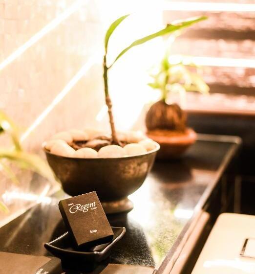 فندق Earl S Regent