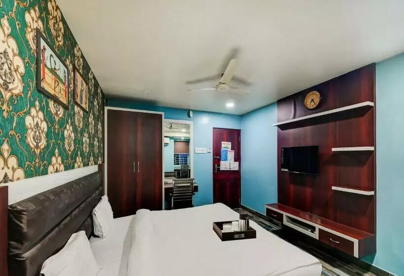 Hotelli Oyo Townhouse 768 Golden Town House