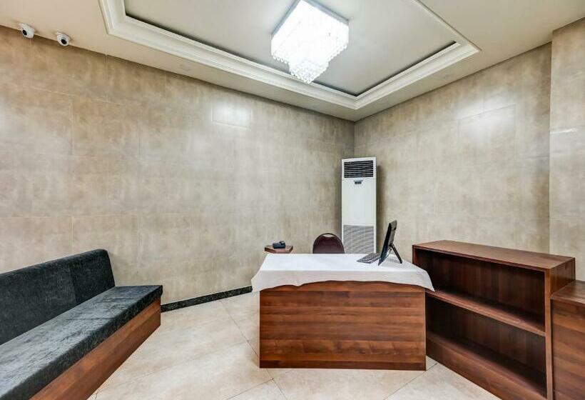 酒店 Oyo Townhouse 768 Golden Town House