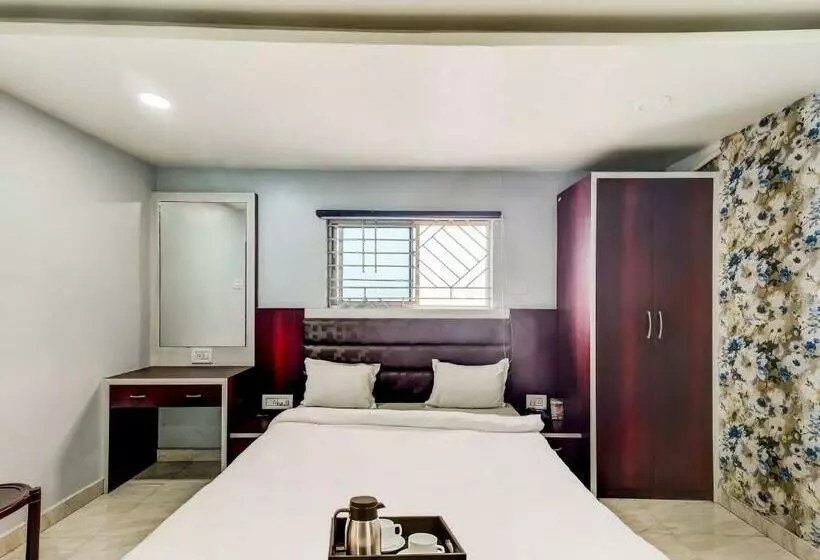 Hotelli Oyo Townhouse 768 Golden Town House
