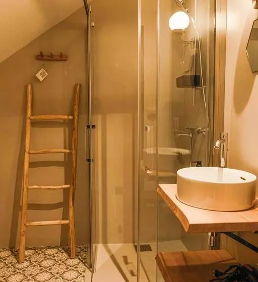 تختخواب و صبحانه D&a Nest