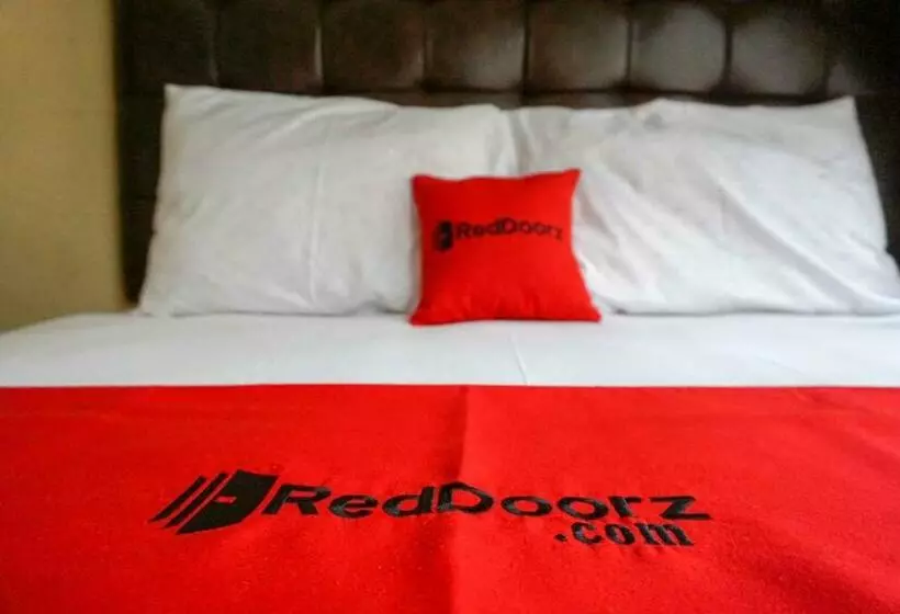 ホテル Reddoorz Plus @ Bukit Sekipan Tawangmangu
