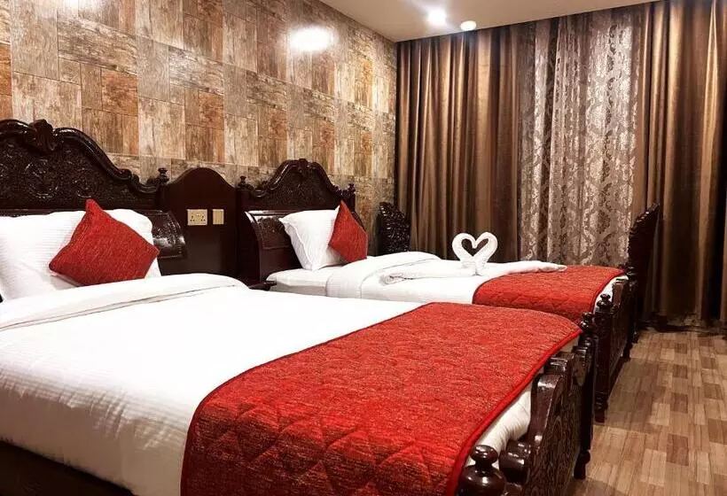 Hotelli Hyders Park  The Luxury