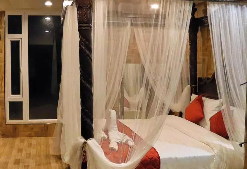 Hotelli Hyders Park  The Luxury