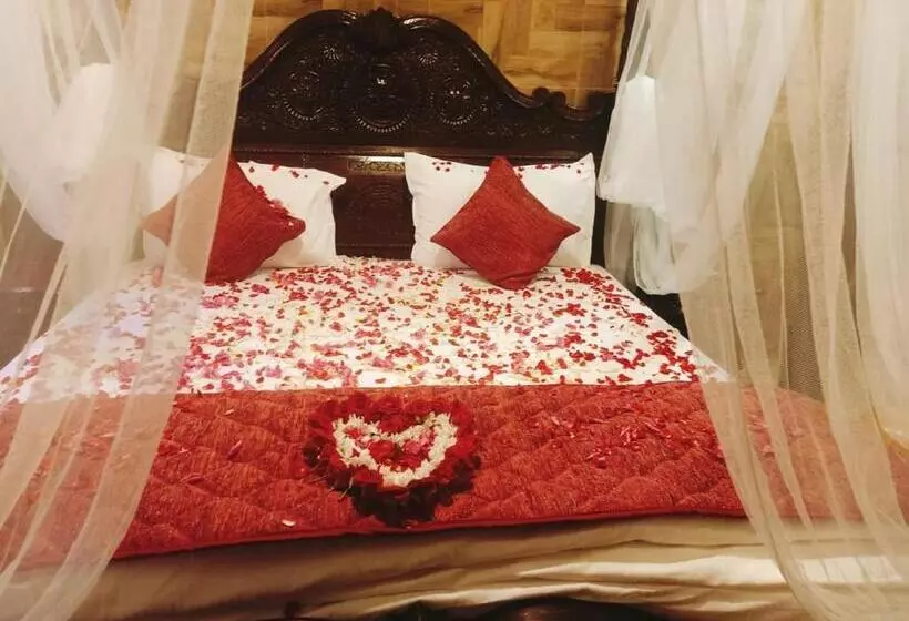 Hotelli Hyders Park  The Luxury