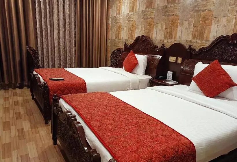 Hotelli Hyders Park  The Luxury