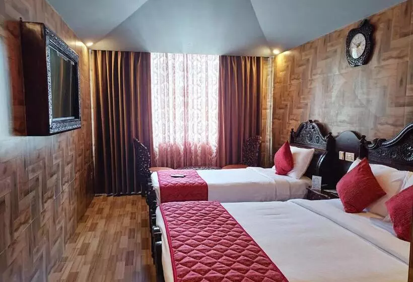 Hotelli Hyders Park  The Luxury