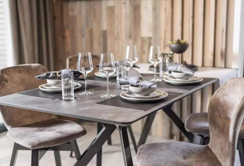 Perfect Lodgings Panorama