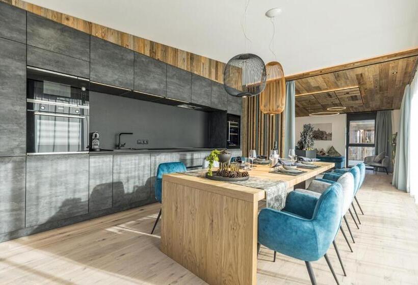 Perfect Lodgings Panorama