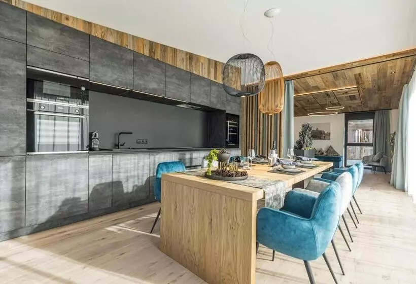 Perfect Lodgings Panorama