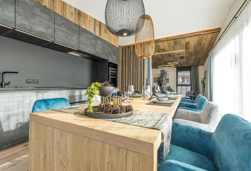 Perfect Lodgings Panorama