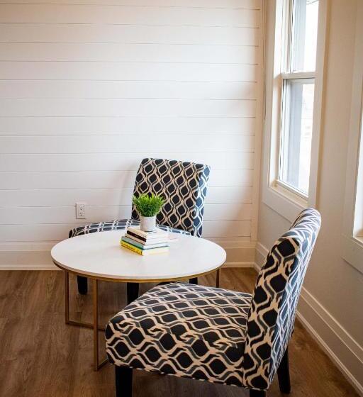 Colonial Hotel & Suites