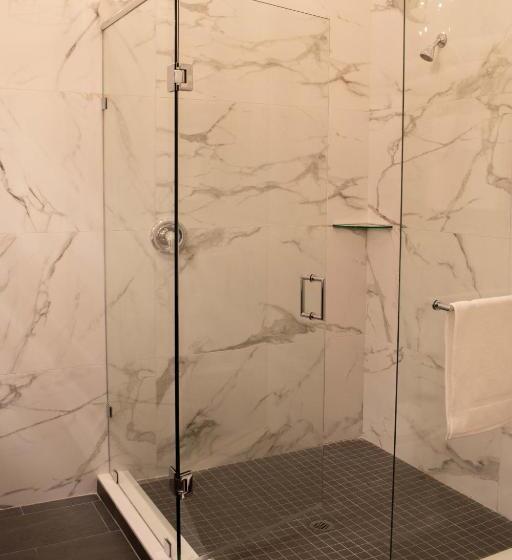 Colonial Hotel & Suites