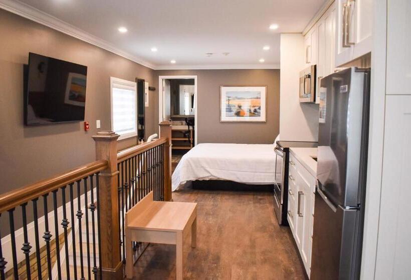 Colonial Hotel & Suites