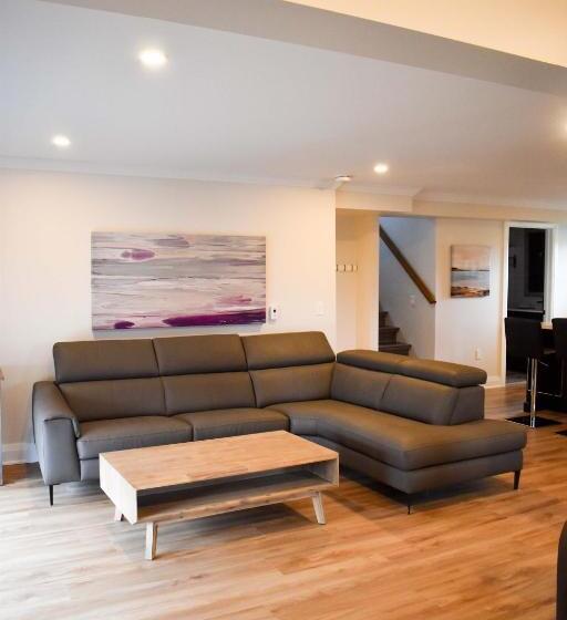 Colonial Hotel & Suites