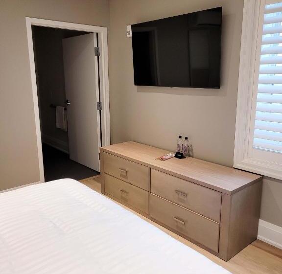 Colonial Hotel & Suites