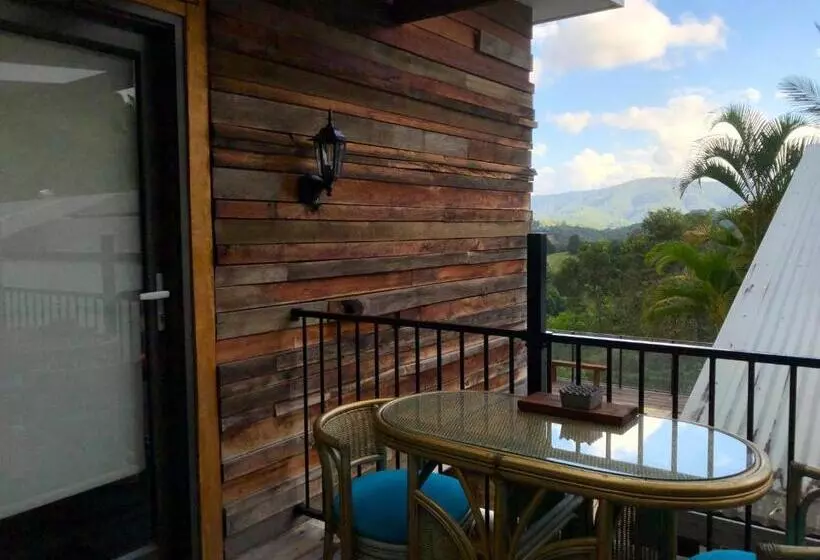 ペンション The Golden Retreat Pool House