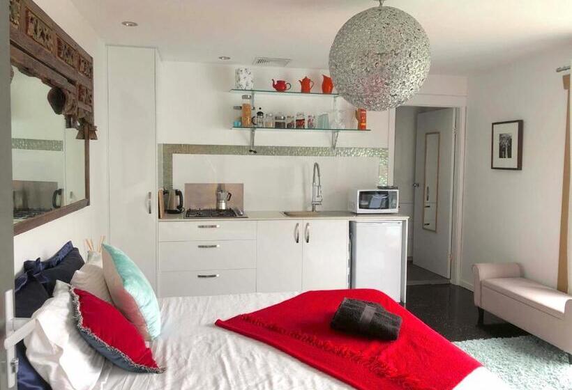 펜션 The Golden Retreat Pool House