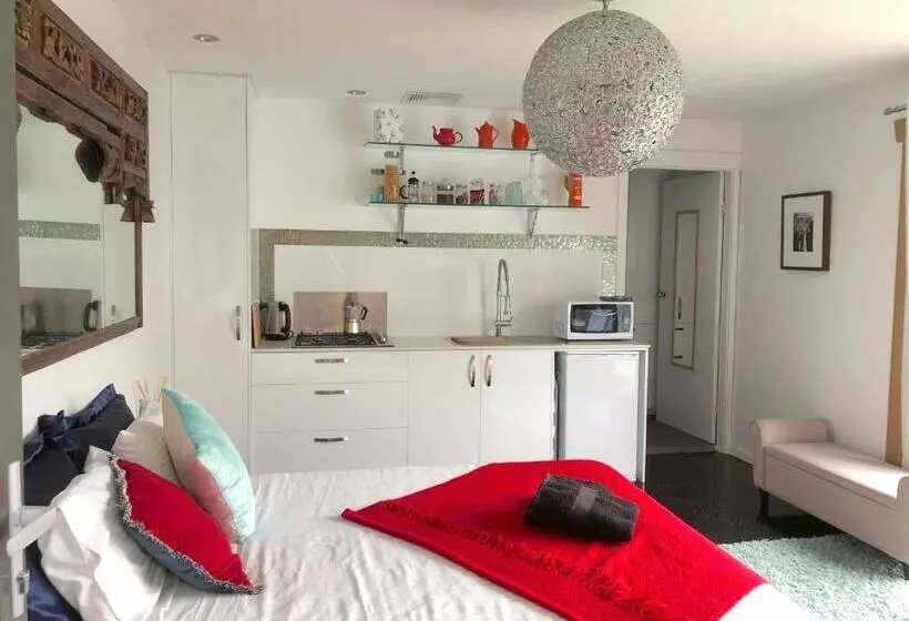 ペンション The Golden Retreat Pool House