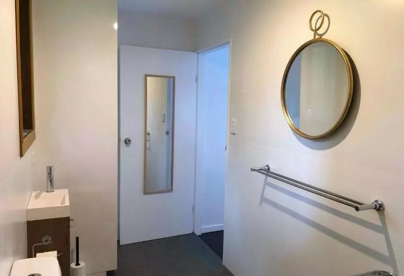 ペンション The Golden Retreat Pool House