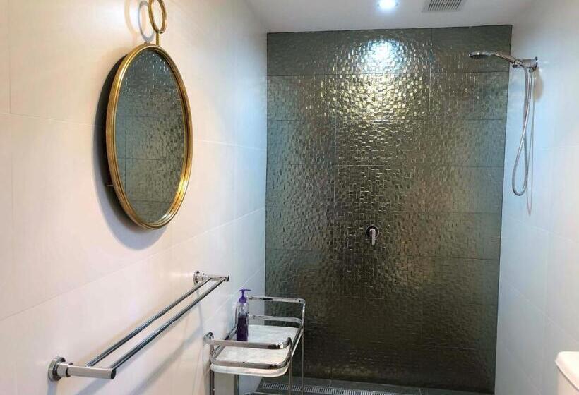 펜션 The Golden Retreat Pool House