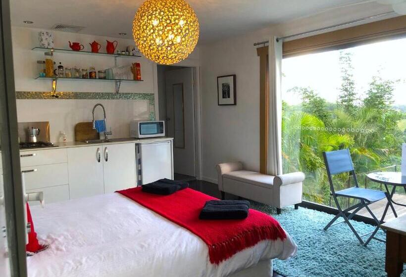 펜션 The Golden Retreat Pool House