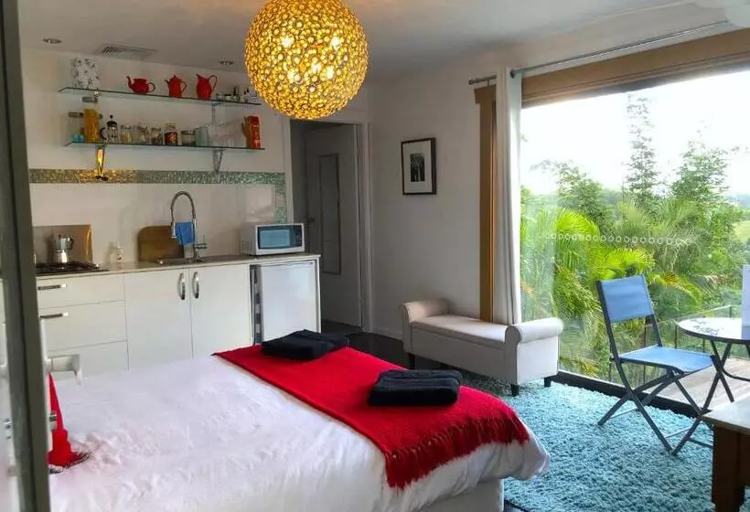 ペンション The Golden Retreat Pool House