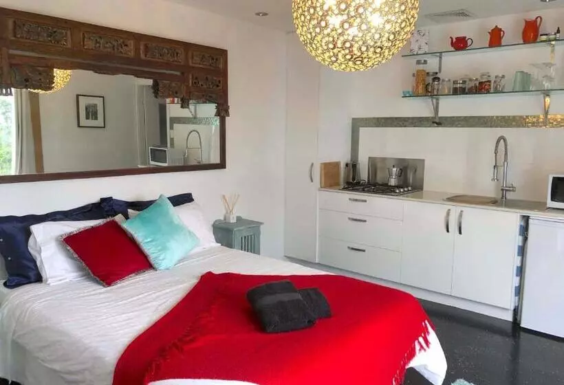 ペンション The Golden Retreat Pool House