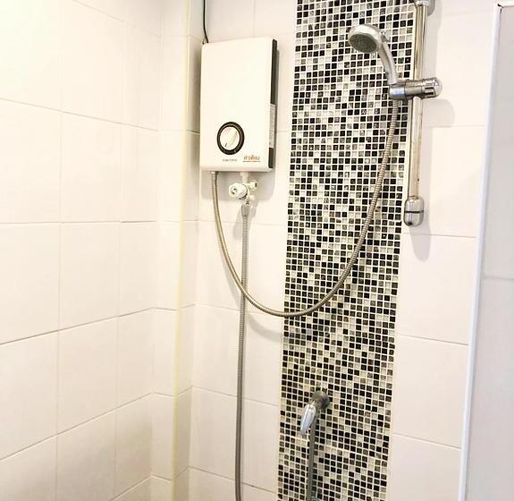 هاستل Kamala Seafood