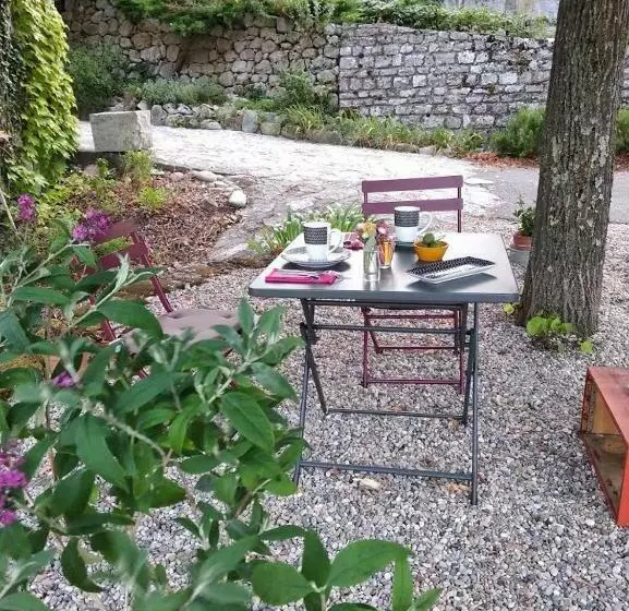 Aamiaismajoitus (B&B) Le Rocher De Sampzon