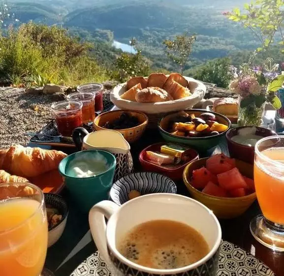 Aamiaismajoitus (B&B) Le Rocher De Sampzon