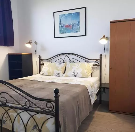 پانسیون Apartment And Rooms Parus