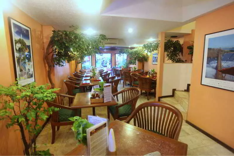 Hotelli Paradise Inn