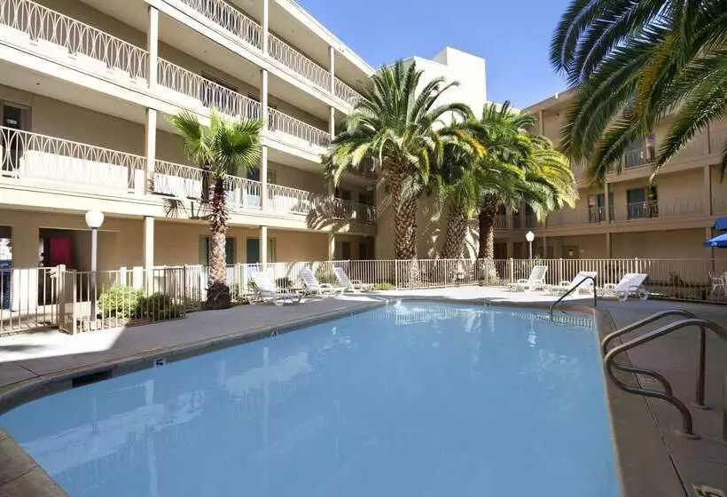 Hotelli Days Inn & Suites By Wyndham Rancho Cordova