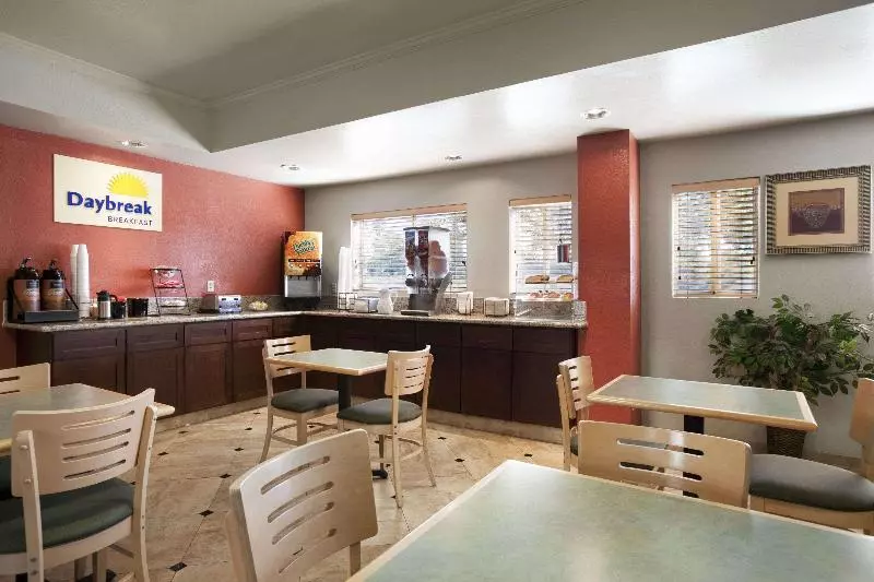 Hotelli Days Inn & Suites By Wyndham Rancho Cordova