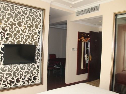 Отель Greentree Inn Chongqing North Railway Station Expr