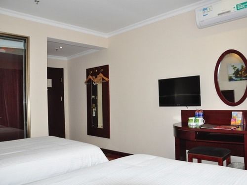 Отель Greentree Inn Chongqing North Railway Station Expr