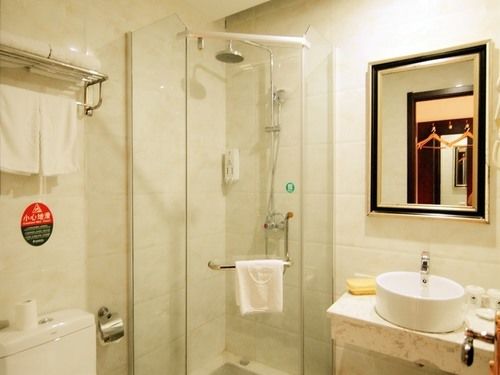 Отель Greentree Inn Chongqing North Railway Station Expr